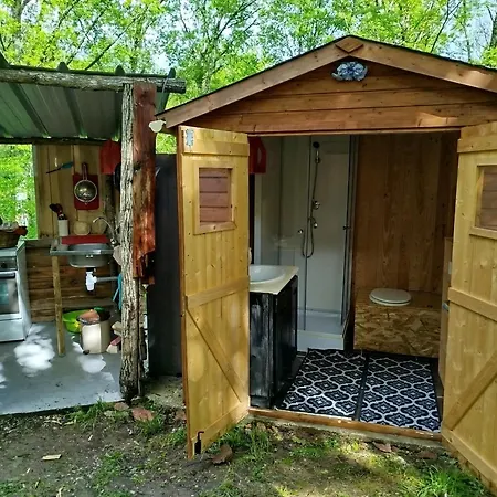 Camping Roulotte Et Par Hasard Saint-Bressou (Lot)