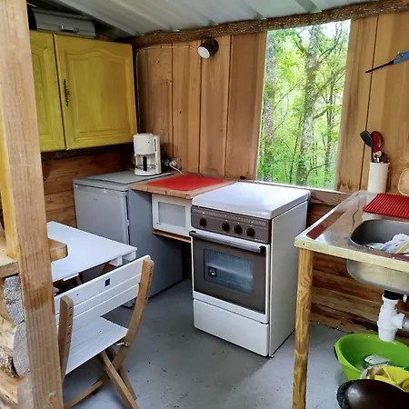 Roulotte Et Par Hasard Camping Saint-Bressou (Lot)
